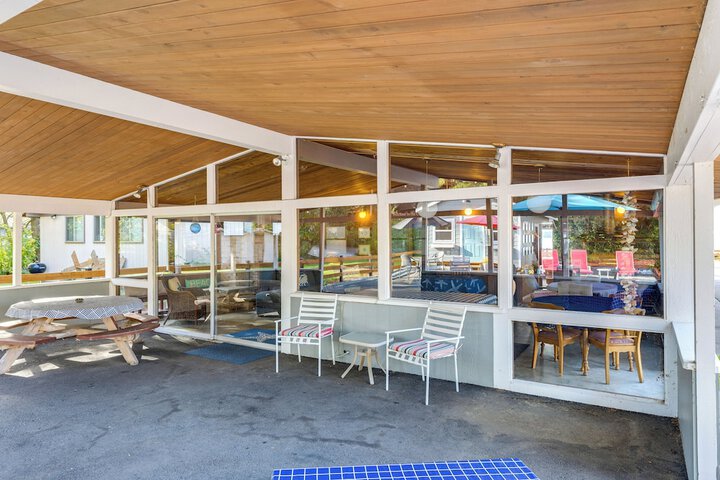 Bayfront Retreat w / Private Beach in Birch Bay