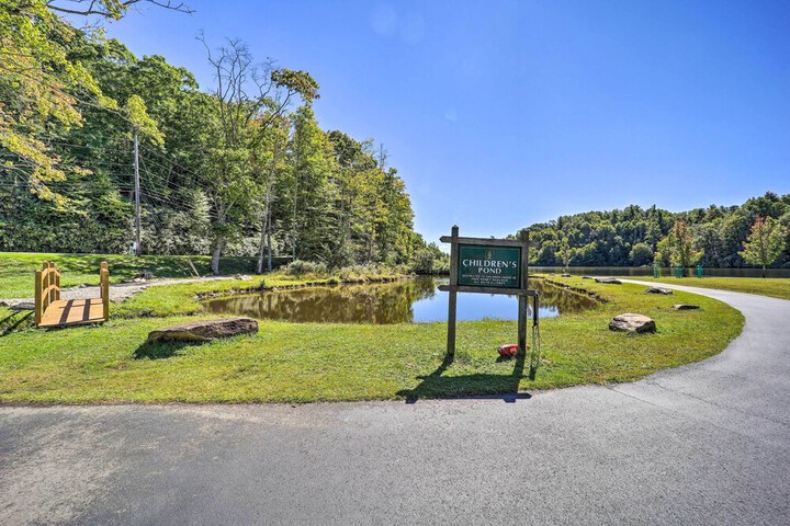 Lake & Pool Access! Outdoorsy Getaway in Newland
