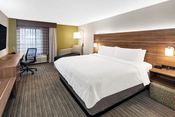Room 10 of 28