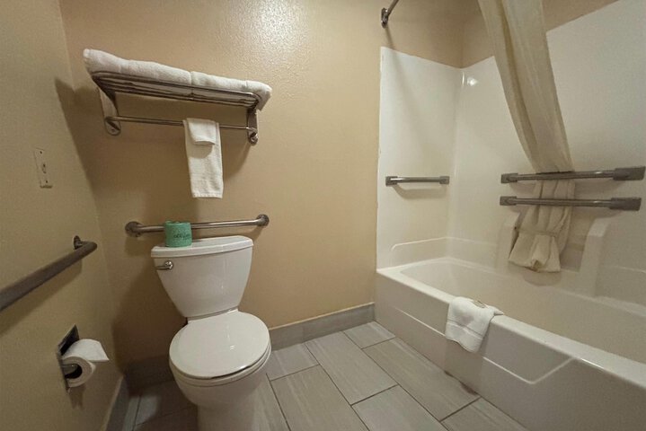 Super 8 by Wyndham Paris IL