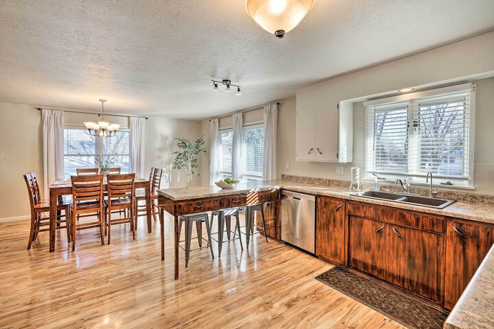 Sioux Center Split-level Home w / Game Room!