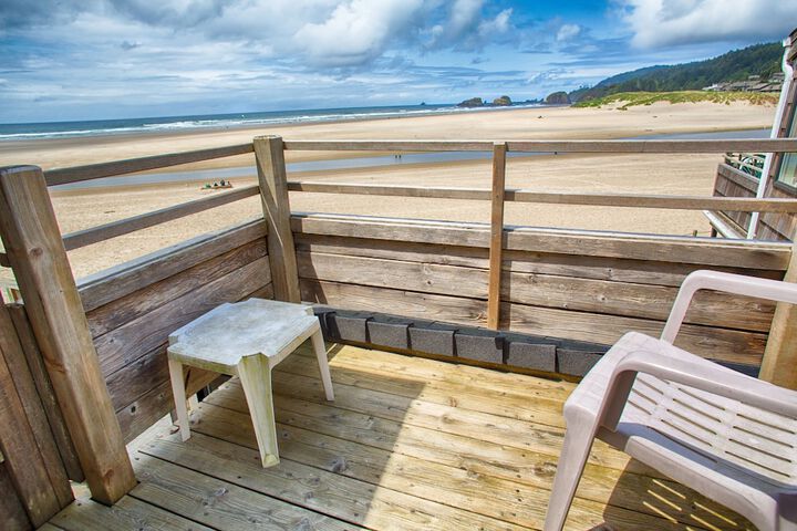 The Waves / The Argonauta Inn/The White Heron Lodge