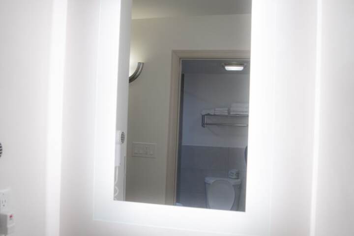 Howard Johnson Hotel & Suites by Wyndham Allentown / Dorney