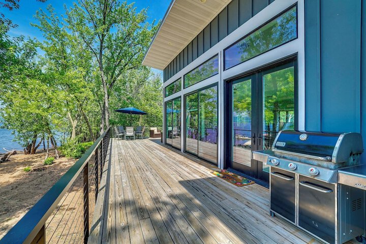Modern Beachfront Oasis in Stockholm w / Dock!