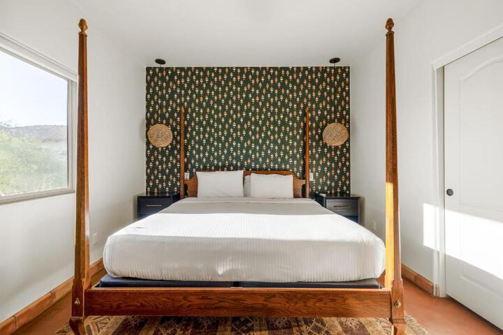 Grand Desert Getaway with Pool and Peloton with Sonos and Office
