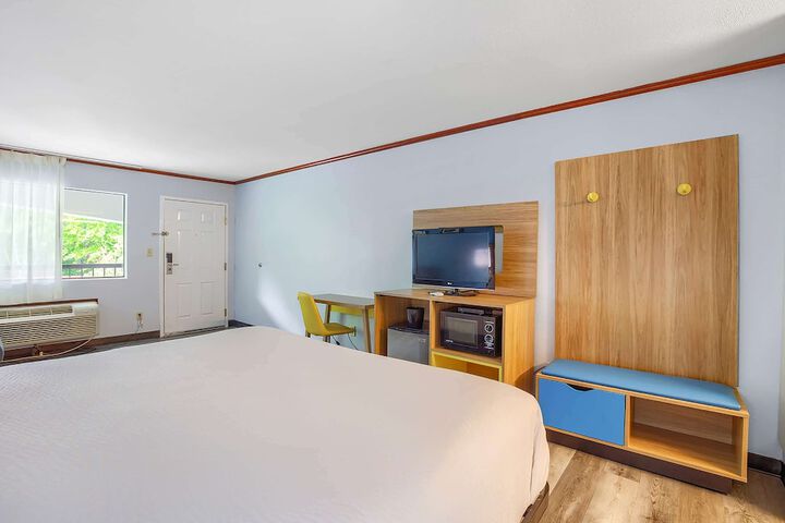 Room 17 of 18