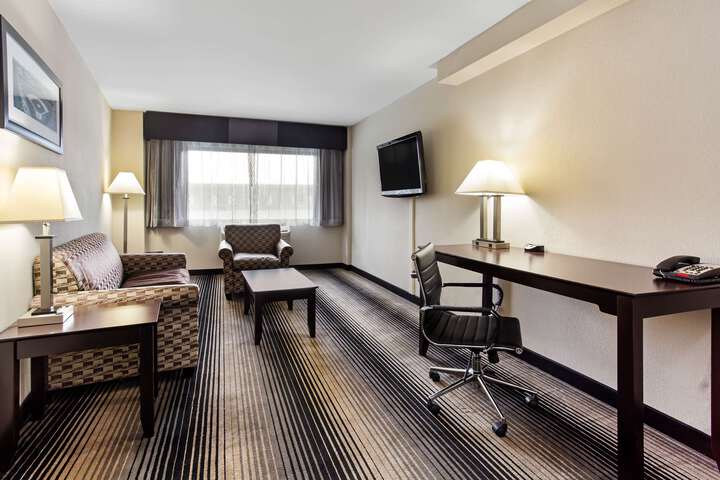 Suite 9 of 17