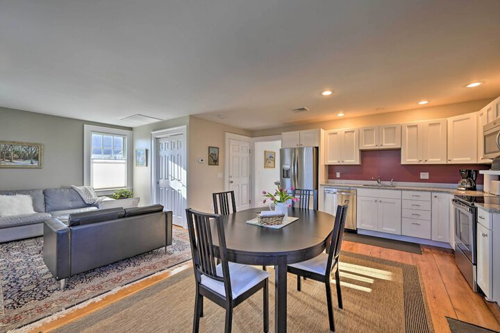 Bright Apartment - 1 / 2 Mi to Greenport Harbor!