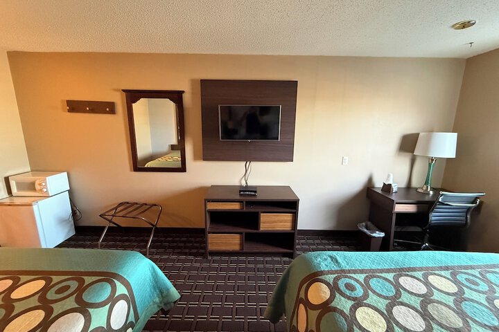 Super 8 by Wyndham Reedsburg