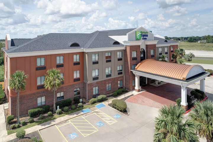 Holiday Inn Express Hotel & Suites Winnie by IHG