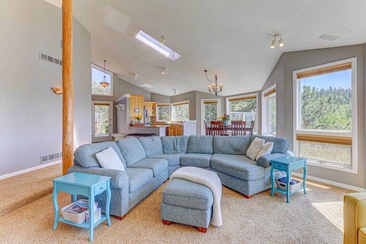 Mountain Views + Hot Tub: Airy Forest Escape!
