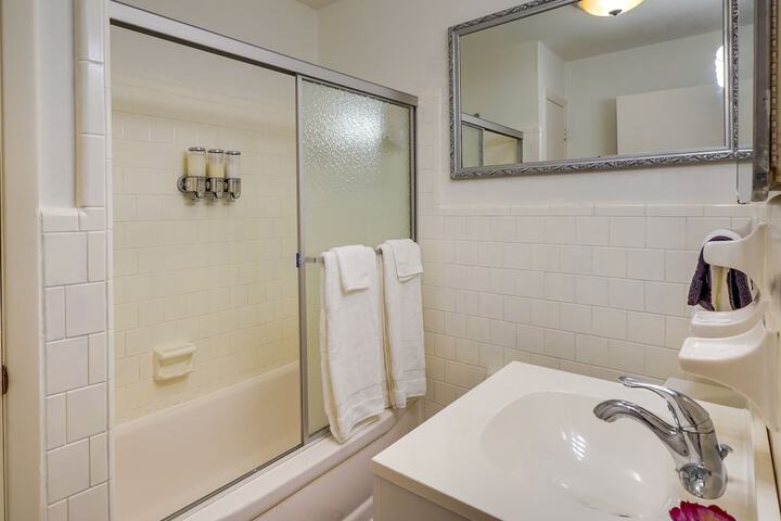 Southern Pines Vacation Rental w / Deck & Grill!