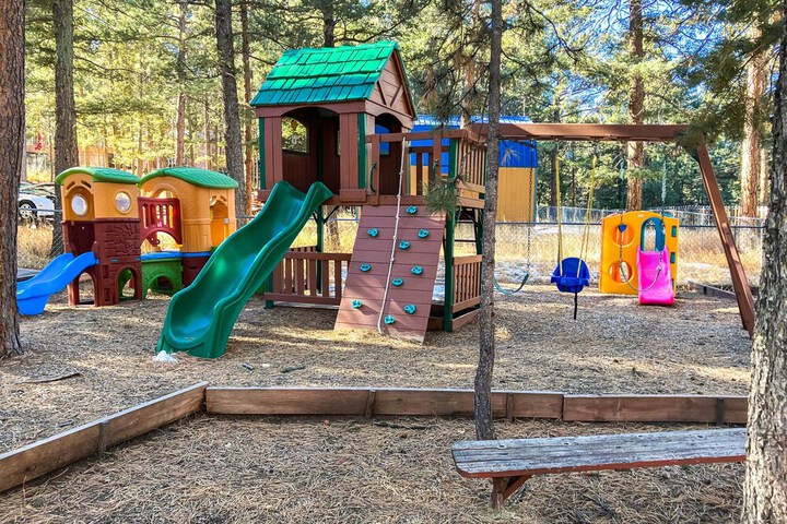 Scenic Woodland Park Cottage w / Deck + Grill!
