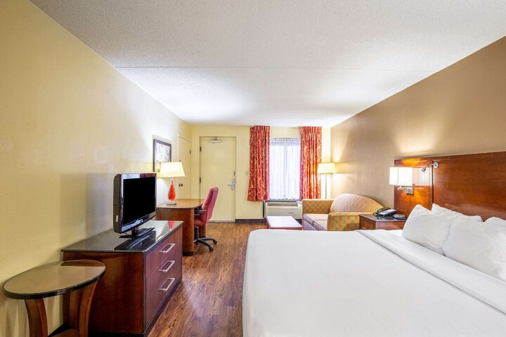 Room 33 of 40
