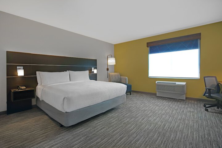 Holiday Inn Express & Suites Milwaukee - Brookfield by IHG