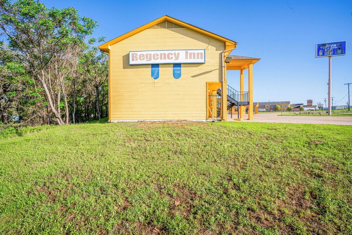 Regency Inn by OYO Rockdale TX
