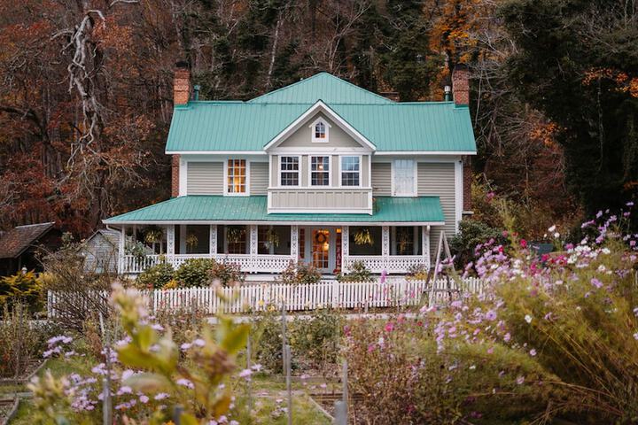The Mast Farm Inn