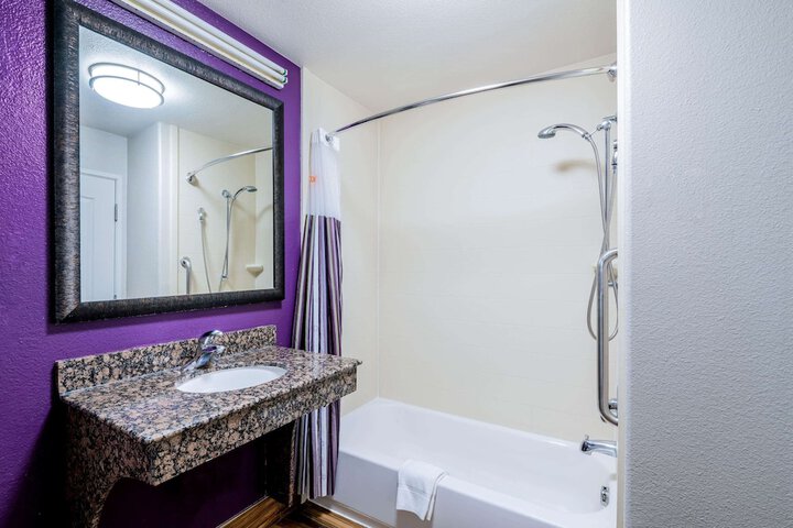 La Quinta Inn & Suites by Wyndham DFW Airport West - Bedford