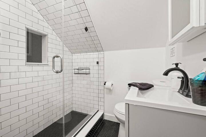 NYC Access 4BR Duplex Sleeps 10 Free Parking