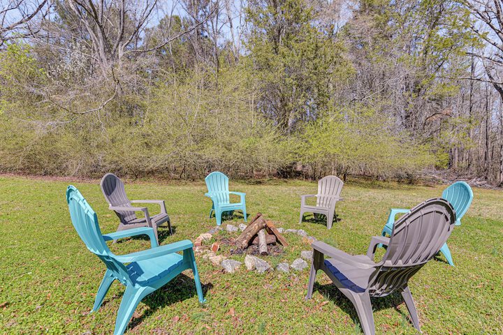 the Farmhouse in Fort Lawn w / Fire Pit & Deck!