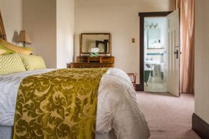 Oak Bay Guest House Bed & Breakfast