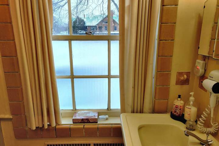 Room 102 of 184