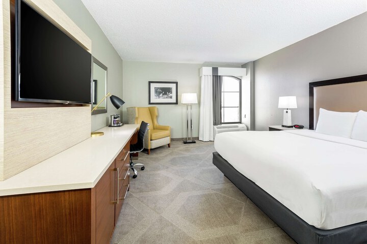 DoubleTree by Hilton Austin - University Area