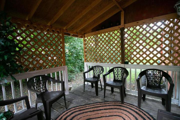 Downtown 2 Bedroom Cottage Sleeps 6, Walking Distance to Honeywell, Downtown Restaurants, Shopping