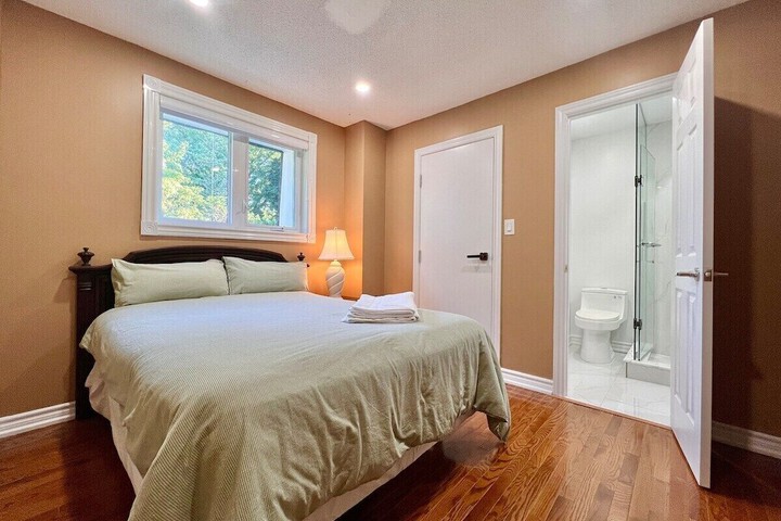 Cozy Home Near Transit & Hillcrest Mall with Free Parking