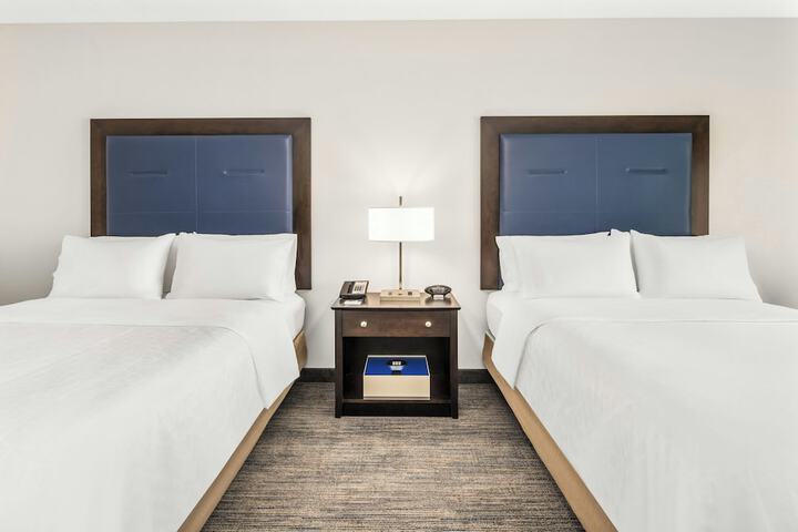 Holiday Inn Express & Suites Wilmington-Newark by IHG
