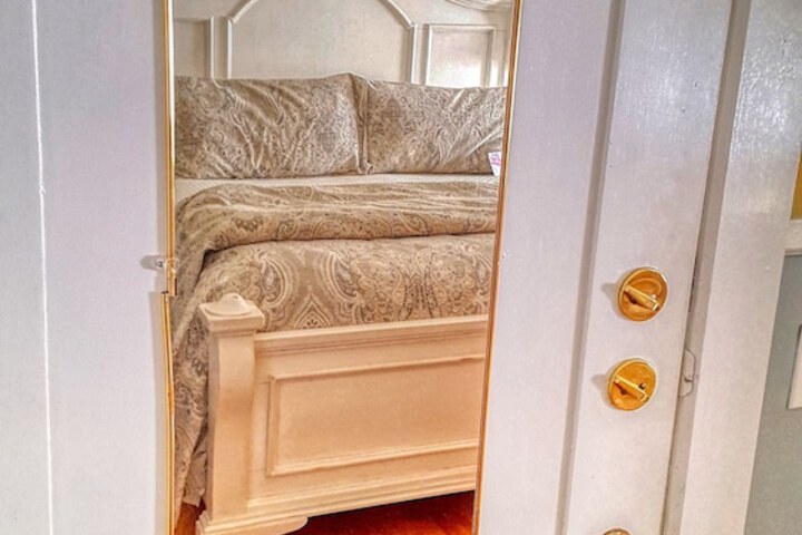 Room 31 of 104