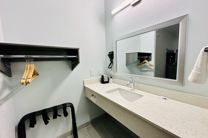 Room 9 of 16