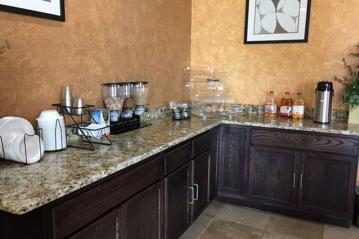 Pearsall Inn & Suites