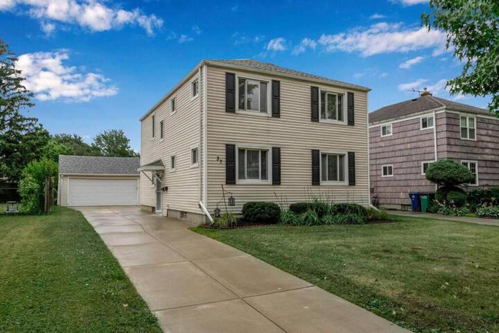 Gorgeous 2 Queen Bedroom Apartment in North Buffalo with 70 inch TV