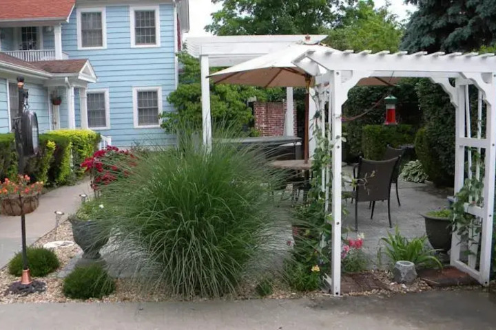 SOMEWHERE INN TIME BED & BREAKFAST