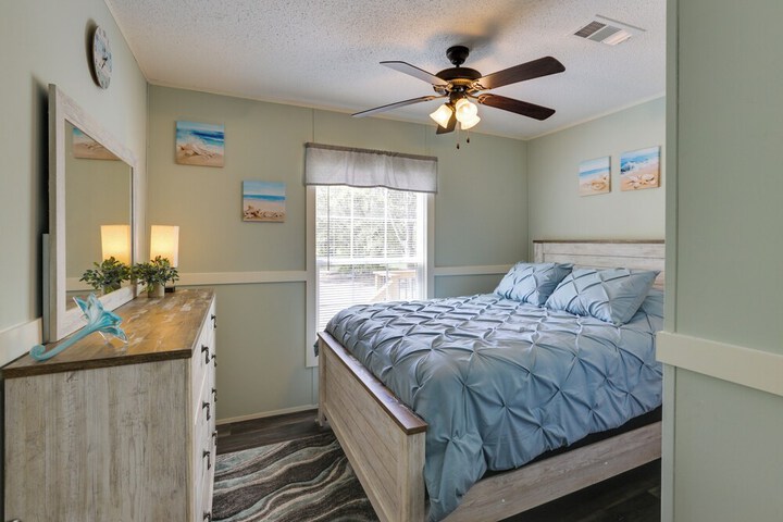 Charming Perry Home 2 Mi to the Gulf!