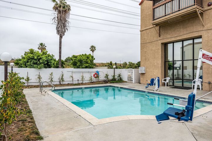 Pool 11 of 25