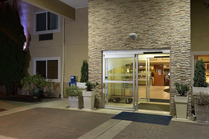 Hotel Exterior 34 of 34