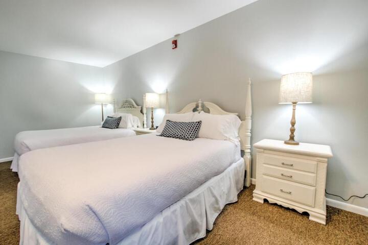 East Shore Lodging