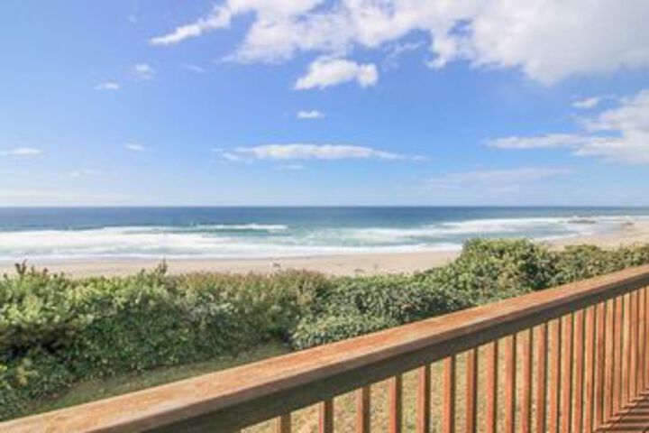 A Beachfront Fantasea 3 Br home by RedAwning