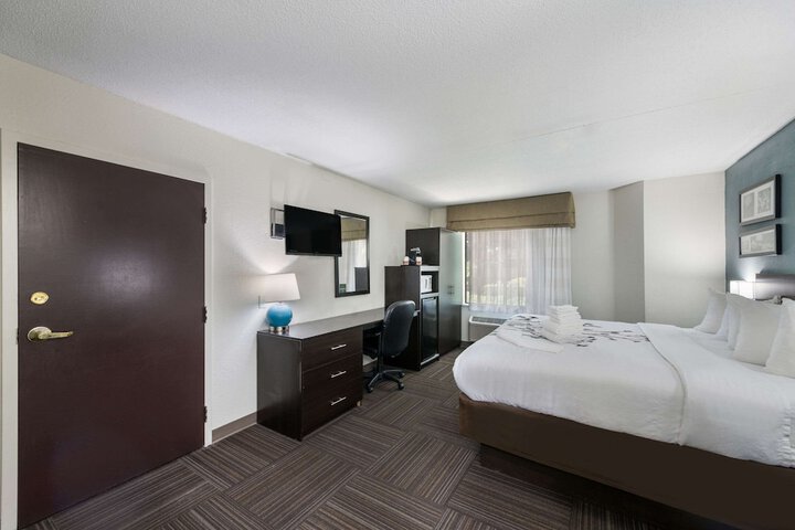 Room 34 of 40
