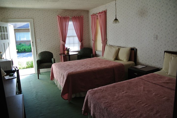 RoseWood Inn