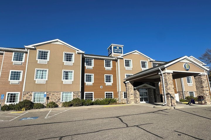 Cobblestone Hotel & Suites - Hutchinson