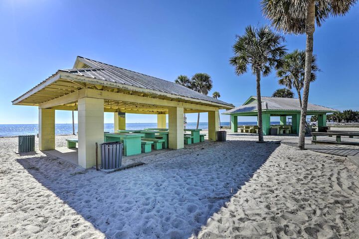 Keaton Beach Escape w / Hot Tub 2 Mi to Shore