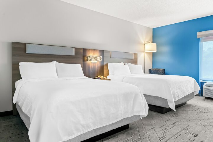 Holiday Inn Express & Suites Detroit North - Roseville by IHG