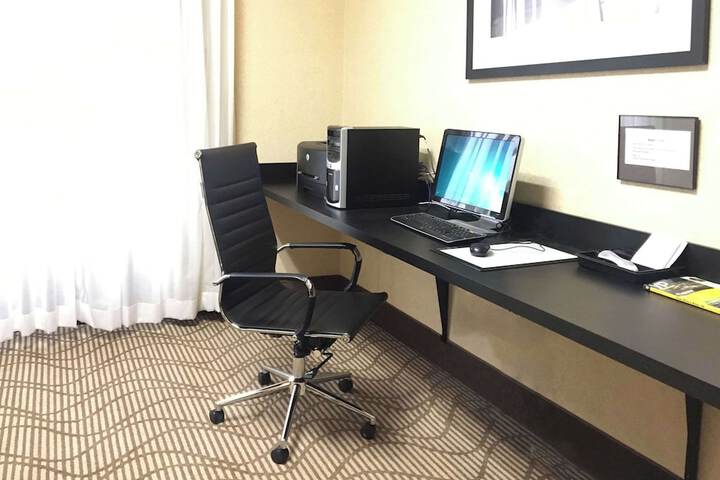 Business Center 83 of 85