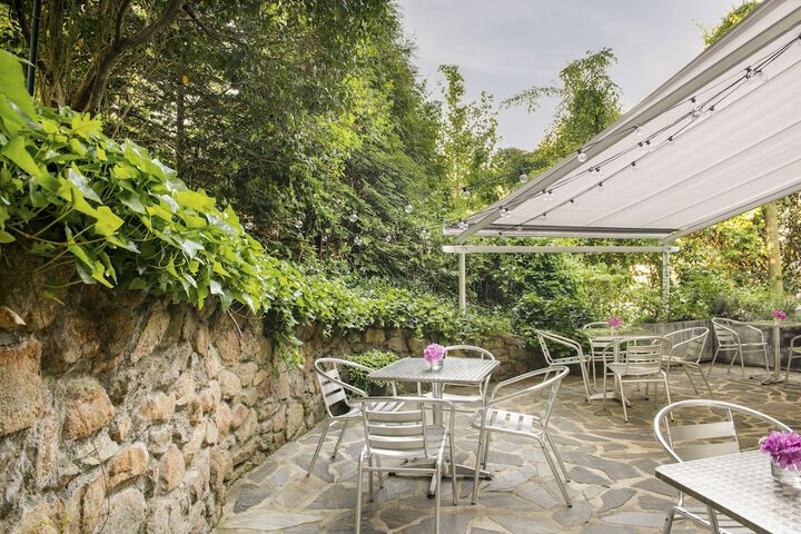 Oakhurst Inn at the University