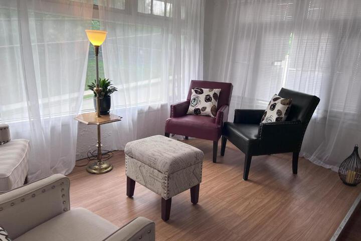 Charming 3 Bedroom Cottage Apartment in a Tudor-Style Home