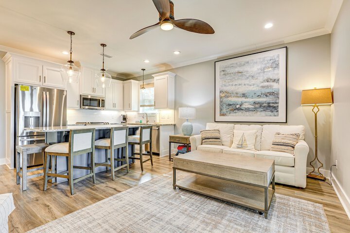 Waterfront Oasis in Dauphin Island - Shared Perks!