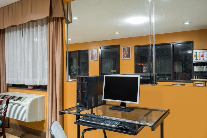 Business Center 17 of 17